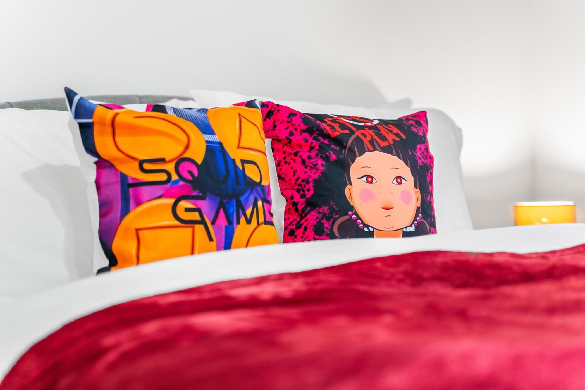2br Sleeps 6- 5 Mins To Canary Wharf Free Parking Squid Game Themed - *