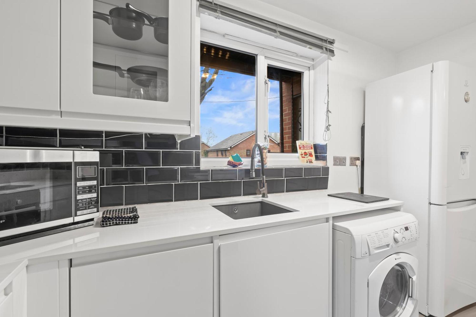 2br Sleeps 6- 5 Mins To Canary Wharf Free Parking Squid Game Themed - London
