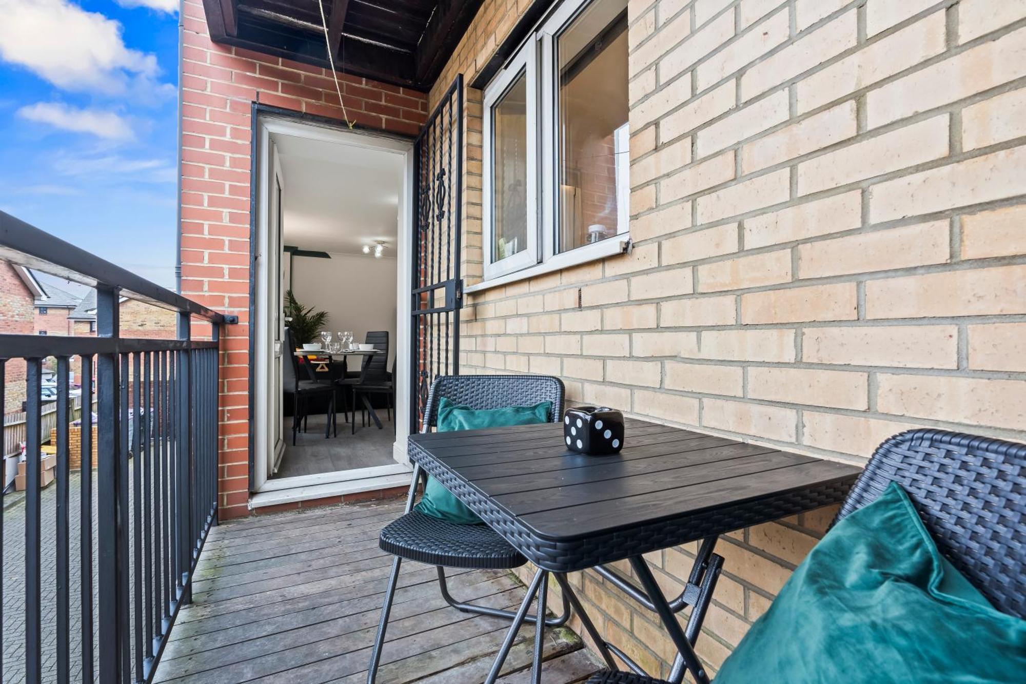 Apartment 2br Sleeps 6- 5 Mins To Canary Wharf Free Parking Squid Game Themed -
