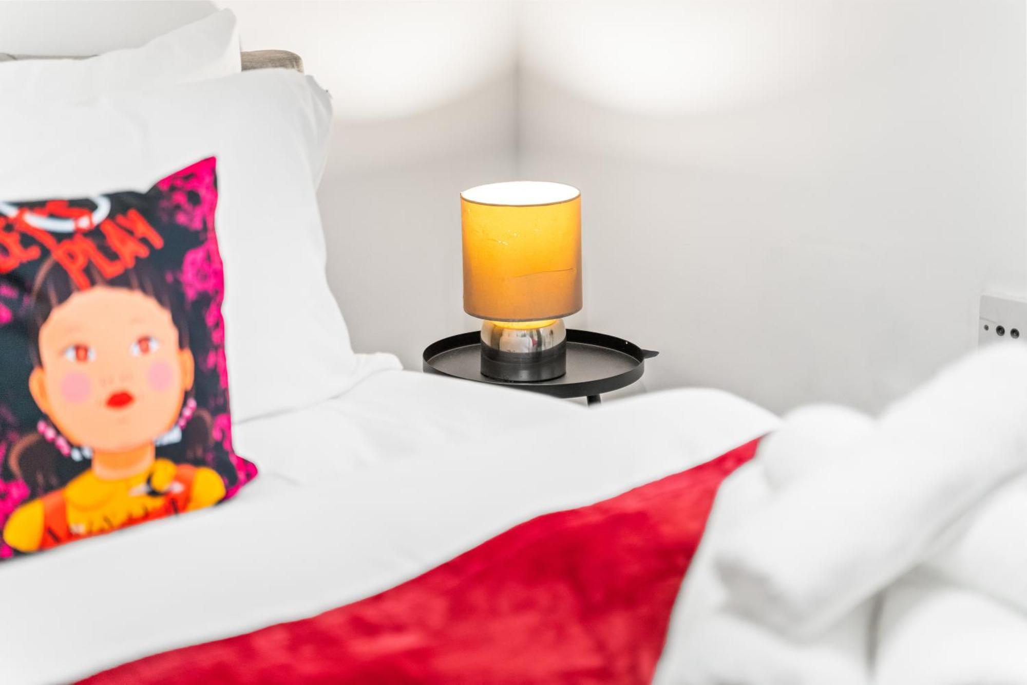 Apartment 2br Sleeps 6- 5 Mins To Canary Wharf Free Parking Squid Game Themed -