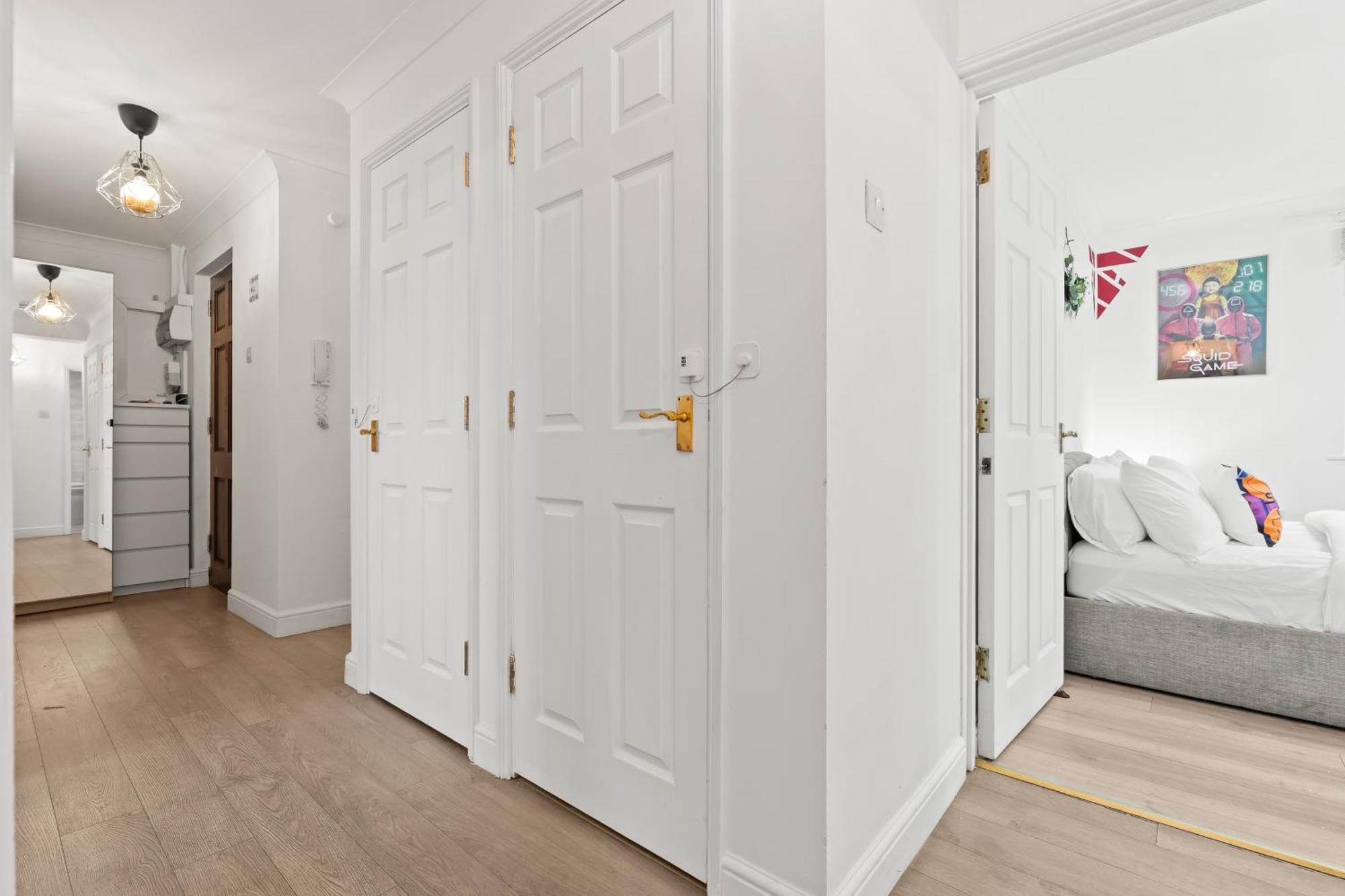 Apartment 2br Sleeps 6- 5 Mins To Canary Wharf Free Parking Squid Game Themed -