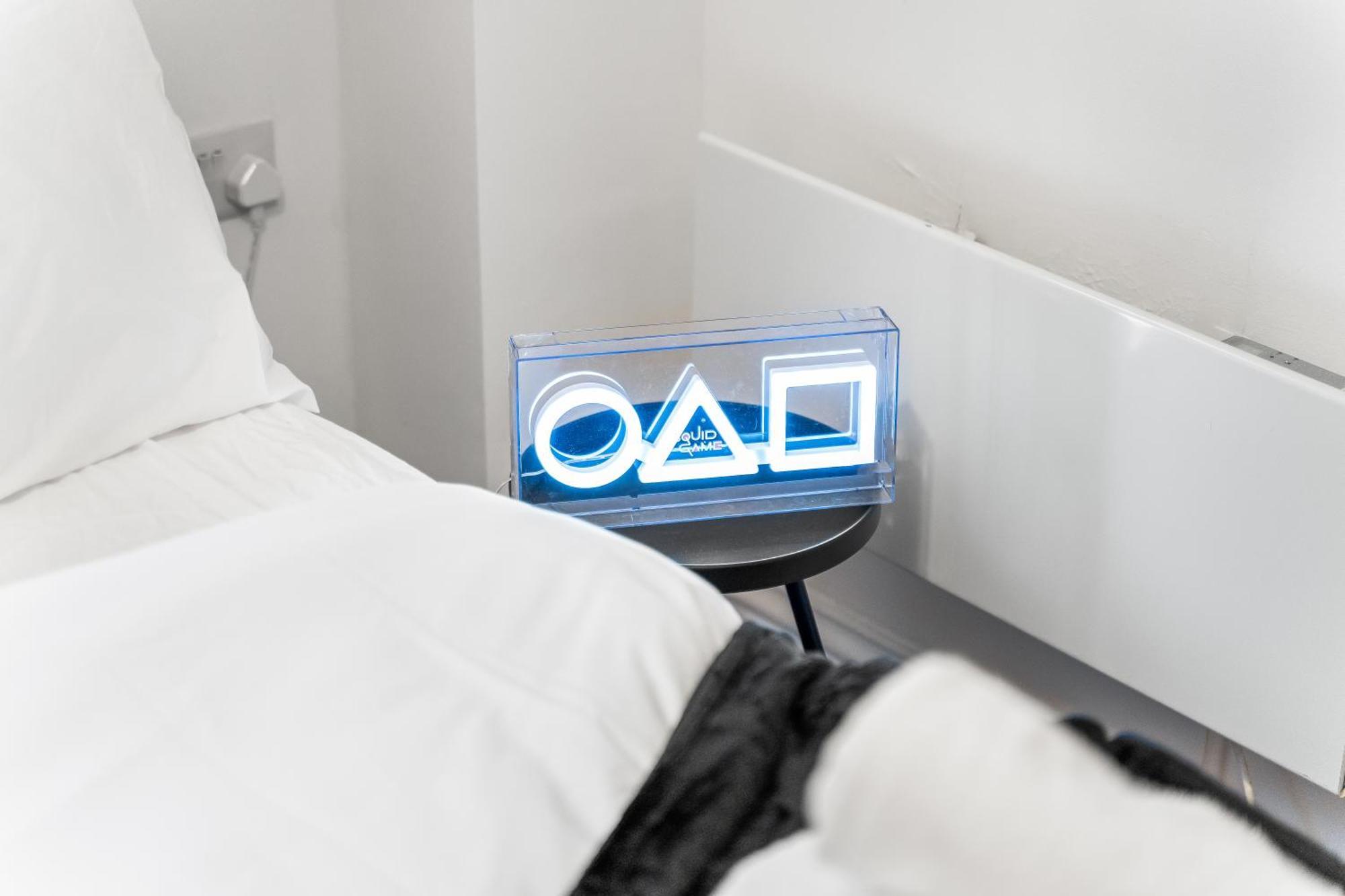 2br Sleeps 6- 5 Mins To Canary Wharf Free Parking Squid Game Themed - *