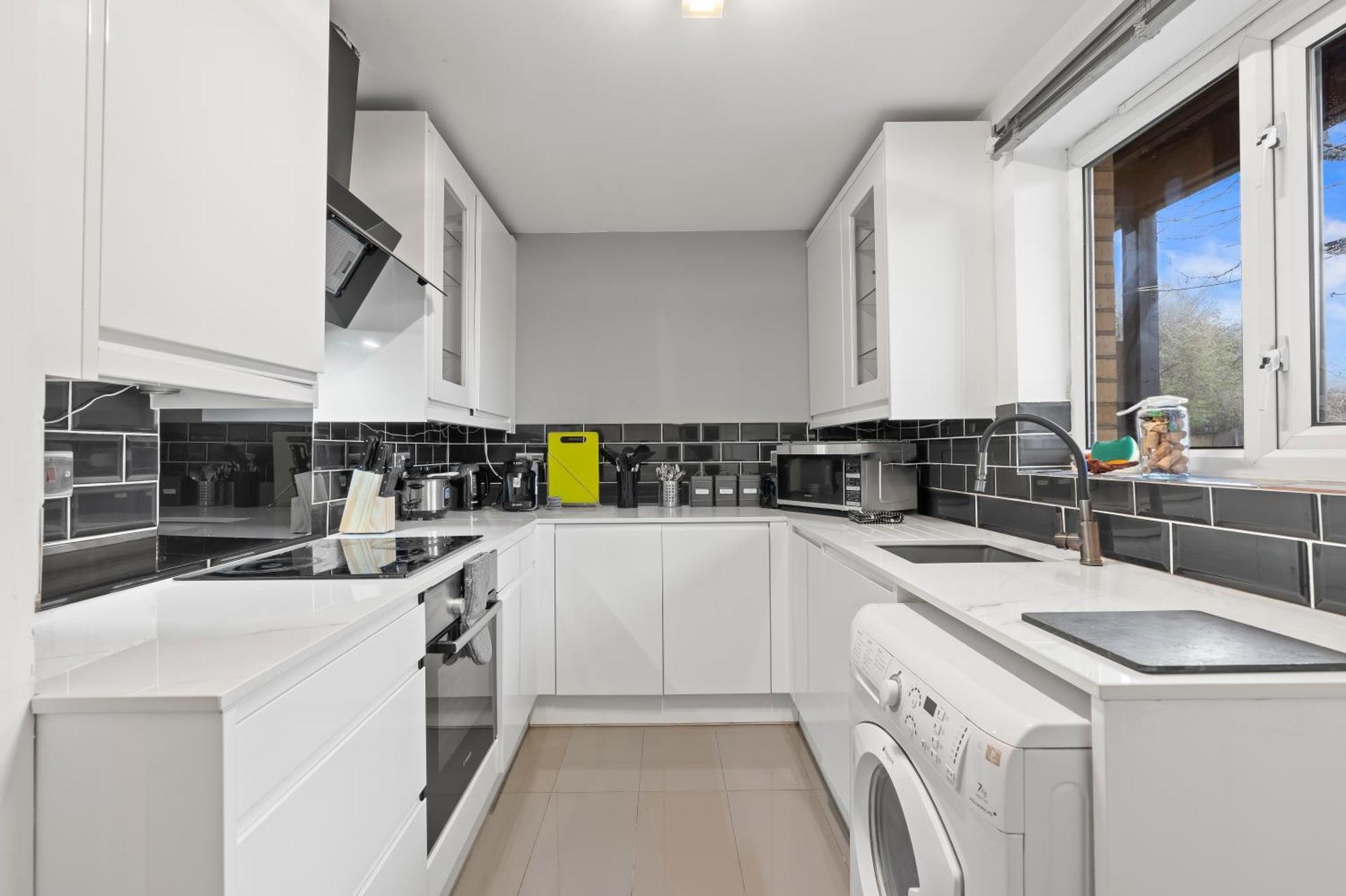 2br Sleeps 6- 5 Mins To Canary Wharf Free Parking Squid Game Themed - London