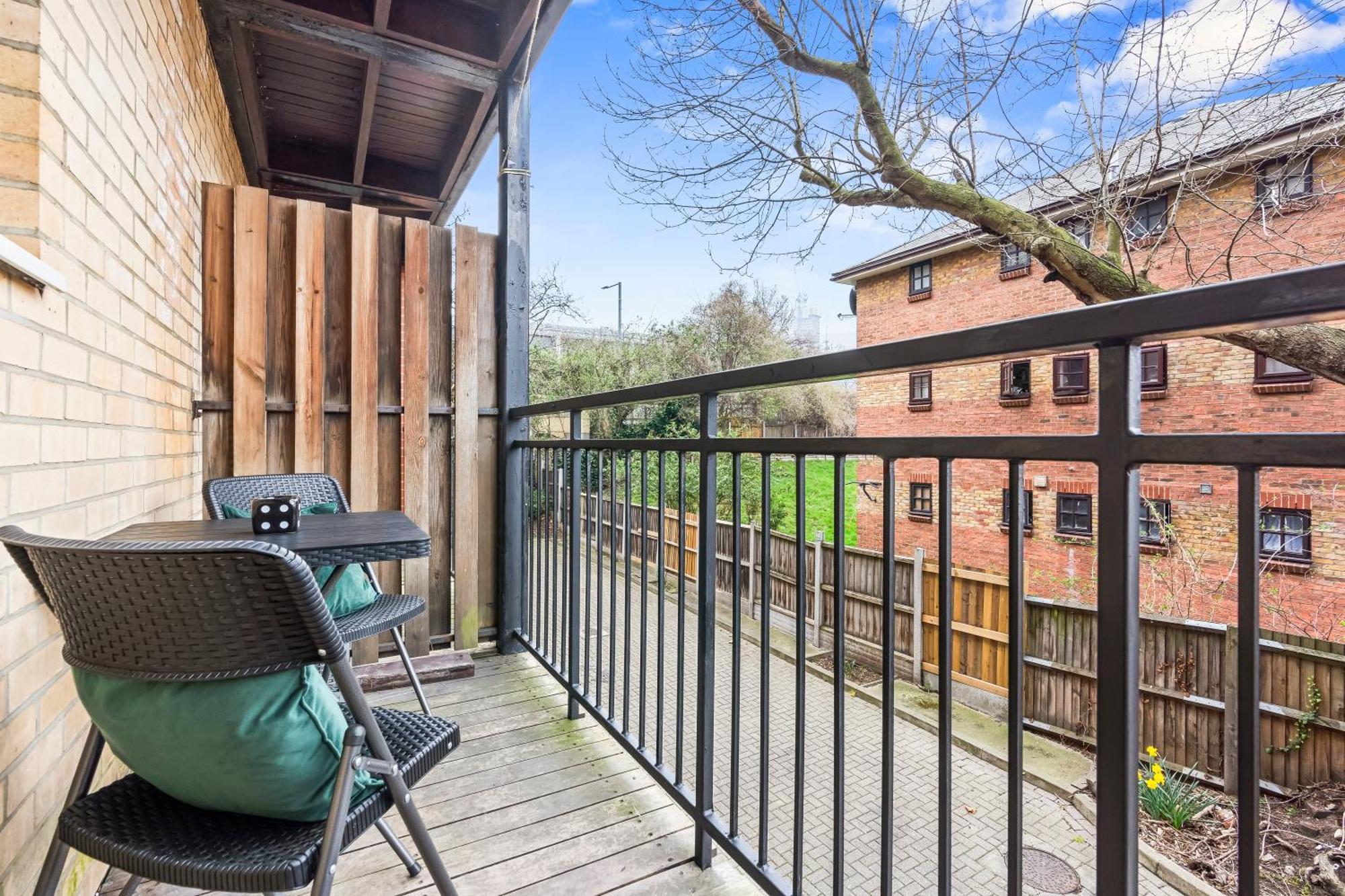 2br Sleeps 6- 5 Mins To Canary Wharf Free Parking Squid Game Themed - * London