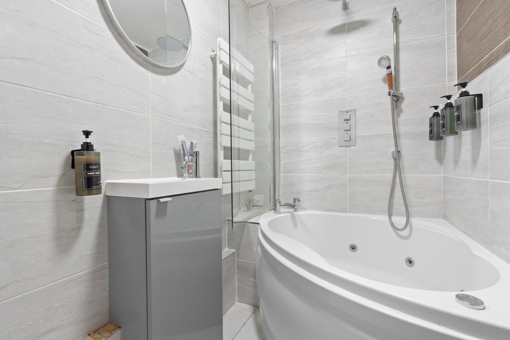 2br Sleeps 6- 5 Mins To Canary Wharf Free Parking Squid Game Themed - *