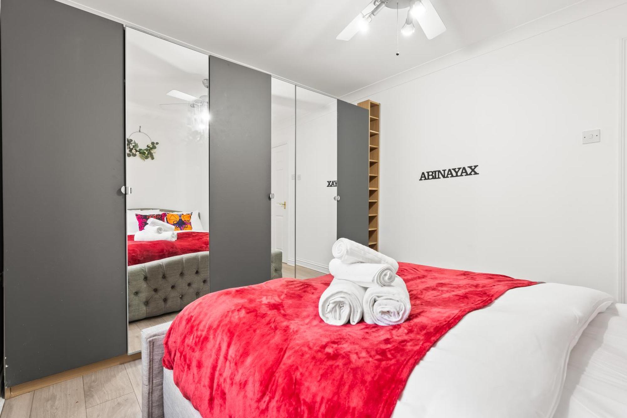 2br Sleeps 6- 5 Mins To Canary Wharf Free Parking Squid Game Themed - * London