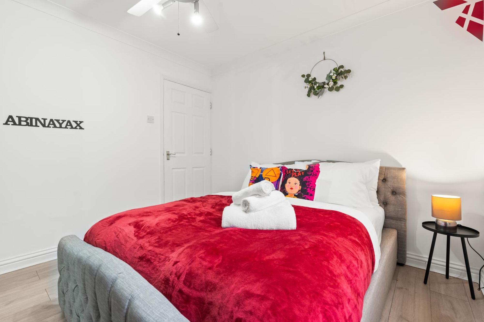 Apartment 2br Sleeps 6- 5 Mins To Canary Wharf Free Parking Squid Game Themed -
